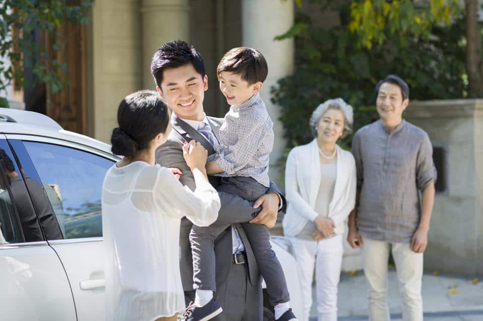 A Chinese family greeting each other warmly outside their home, symbolising stability, safety, and multi-generational security — reflecting the benefits of Vanuatu Citizenship as a reliable Plan B for families — 瓦努阿图公民计划