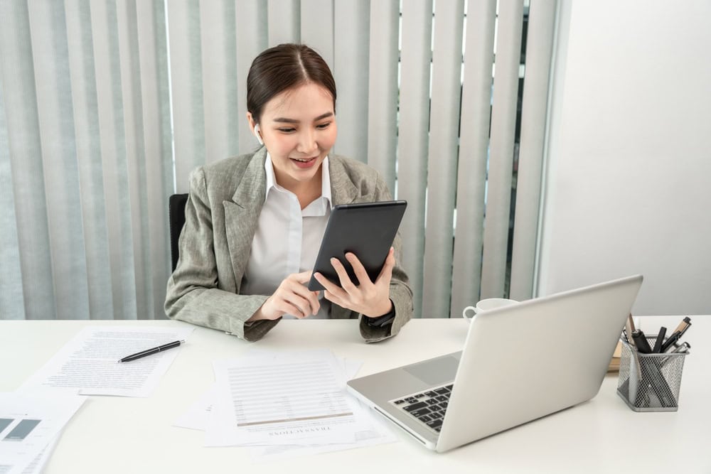 Professional reviewing documents and digital files during the Vanuatu Citizenship KYC and due diligence process, ensuring identity verification, proof of address, lawful source of funds, and required compliance checks — 瓦努阿图公民计划