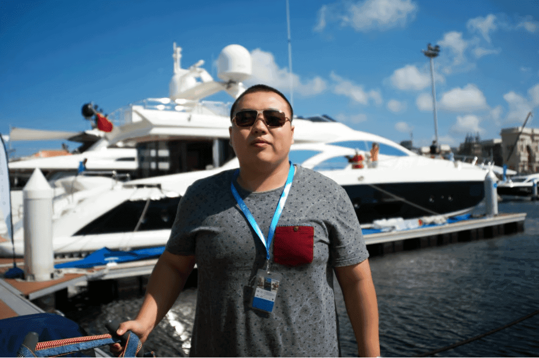 Using a Vanuatu Second Passport for Global Asset Protection — Yachts, Vessels, and International Ownership Structures — 全球资产保护 Individual standing beside a luxury yacht, representing how a Vanuatu second passport and international corporate structures can be used to hold global assets such as boats, aircraft, and property with enhanced legal protection — 瓦努阿图公民计划